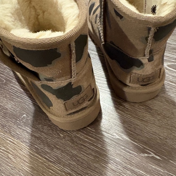 UGG kids - size 2 - like new - Picture 2 of 2